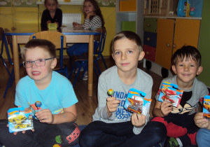 Tomek, Jordan i Filip z zabawkami, które dostali z okazji "dnia chłopca"